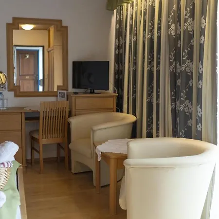 Paradiesquelle Schneeberg מלון 4*