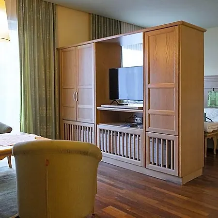 Paradiesquelle Schneeberg מלון 4*