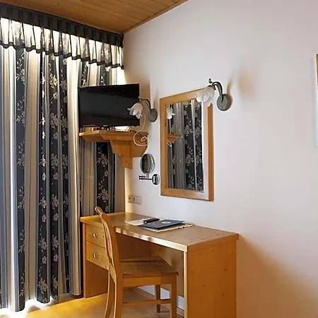 Paradiesquelle Schneeberg מלון 4*